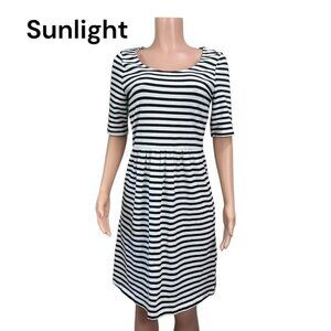 Old Navy Dress Women Size Medium Black Striped Fit & Flare Knee Length Stretchy